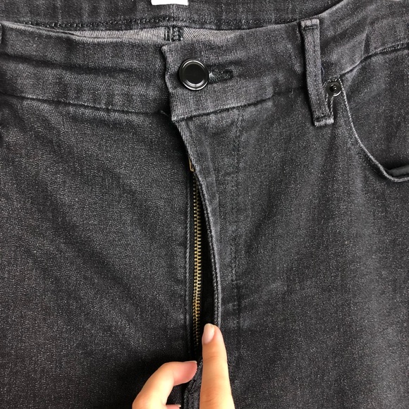 GOOD AMERICAN Good Legs Raw Hem Black Jeans - Picture 4 of 10